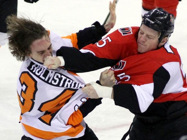 A Philadelphia Flyers csapatában játszó Ben Holmstrom (34) verekedik a jégen az Ottawa Senators játékosával, Chris Niel-lel, az első játékrészben Ottawában 2011 április 5-én.