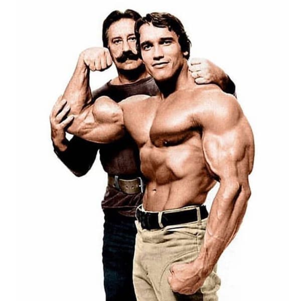 Arnold Schwarzenegger edzőjével és mentorával Joe Weiderrel, a modern testépítés keresztapjával.